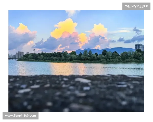 萨尔瓦多暂时无法参与对抗演练但已能快速跑动为中心展开恢复训练 萨尔瓦多暂时无法参与对抗演练但已能快速跑动为中心展开恢复训练